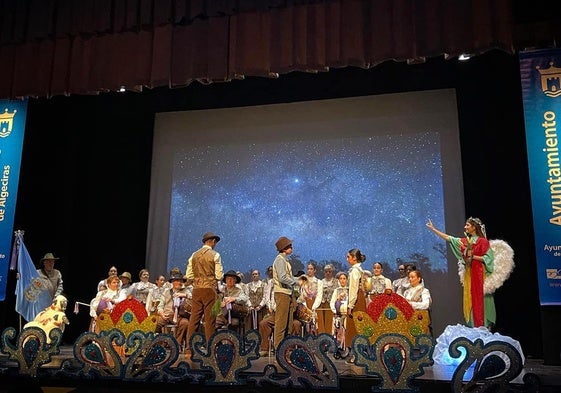 Imagen de la Pastoral de Las Protegidas de Nerja, sobre el escenario de Algeciras.