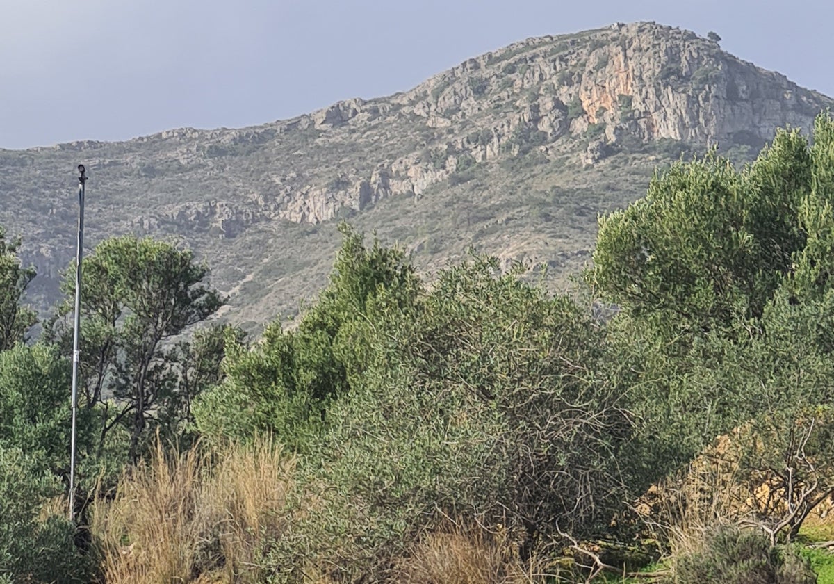 Vista de la sierra, desde el camino que lleva a la cantera y al antiguo vertedero de Torremolinos.