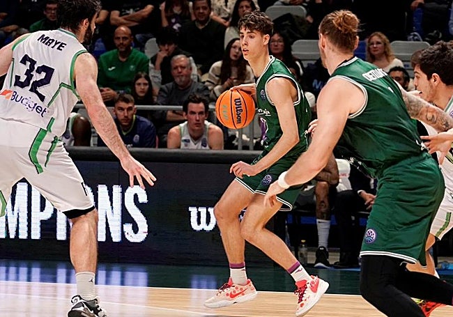 Del Pino debutó con el Unicaja en un partido en la Champions.