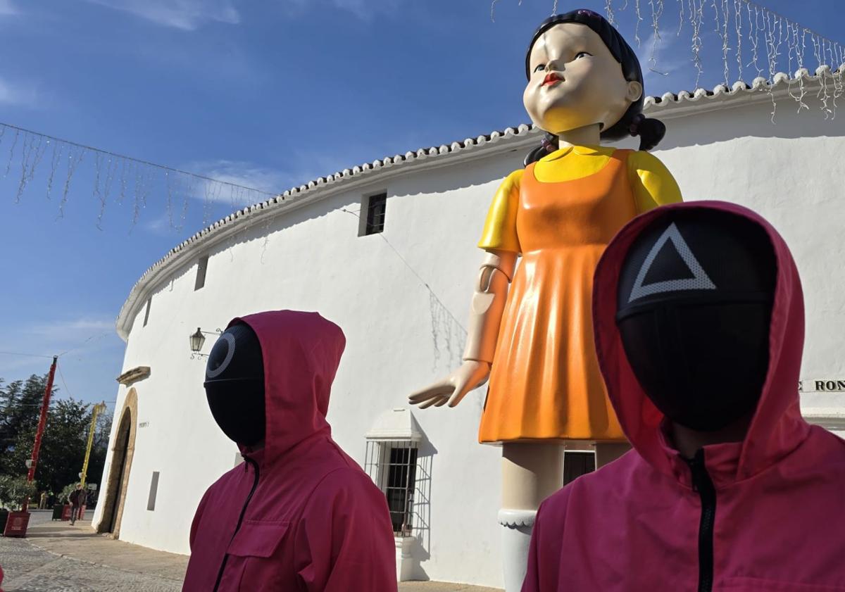 Imagen principal - La muñeca de &#039;El juego del calamar&#039; sale de la pantalla y recala en Ronda