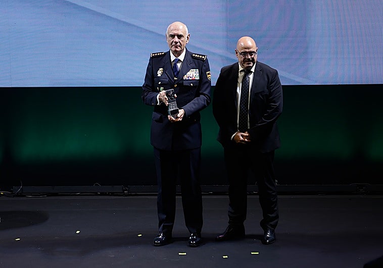 Enrique Barón recoge el galardón de Malagueño del Año, acompañado por Juan Cano.