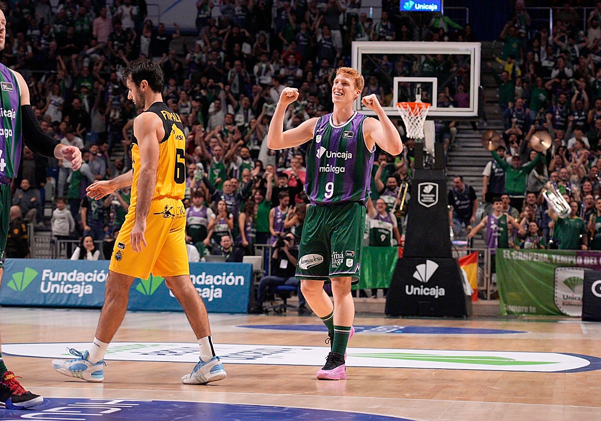 Alberto Díaz Ortiz celebra una canasta encestada durante el partido contra el Tenerife.