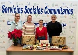 El concejal del área, Daniel Rivas, con técnicas, junto a varios de los lotes.