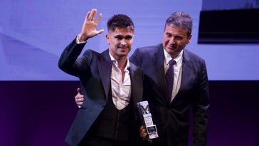 Samuel Molina recoge el galardón de Malagueño del Año de la mano de Antonio Góngora.