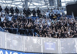 Los ultras del Málaga, en Riazor en el partido en cuestión, en una zona acotada y con fuerte dispositivo policial.