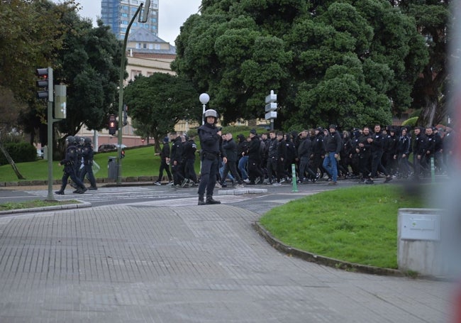 La llegada de los ultras malaguistas a Riazor con un amplio dispositivo policial.