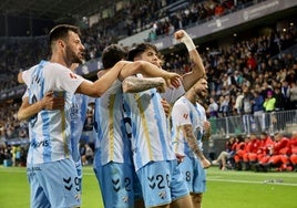 Los jugadores del Málaga celebran el primer gol del partido.