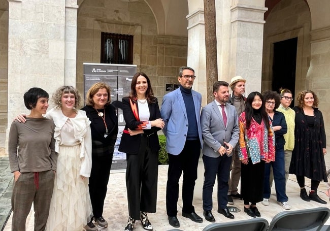 Los artistas que componen 'Patio' junto con las autoridades que han asistido a la inauguración.