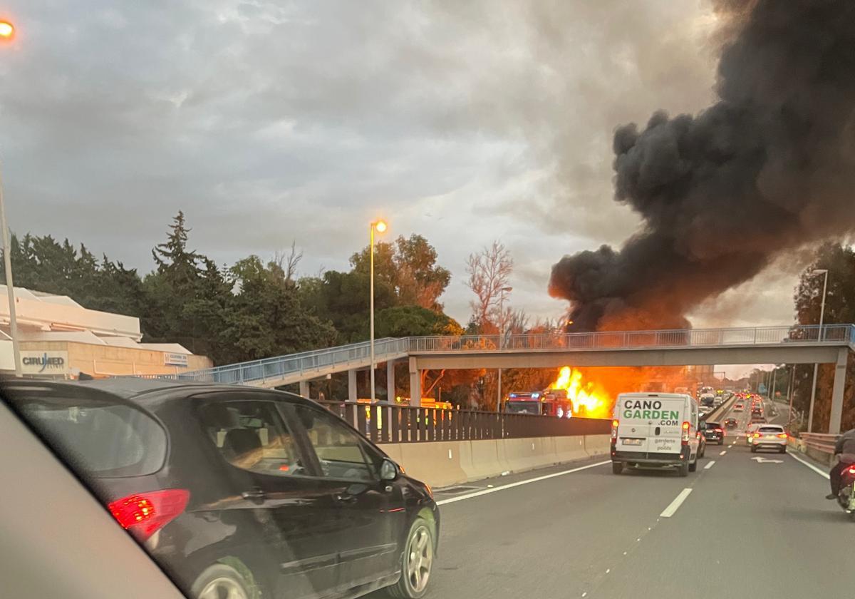 Reabiertos los dos carriles de la A-7 afectados por el incendio de un camión en Marbella