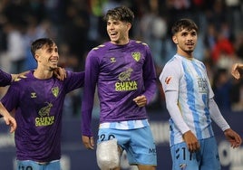 Larrubia, Antoñito y Kevin, la noche del miércoles ante la Grada de Animación celebrando el triunfo.