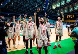 Los jugadores del Rytas saludan a sus aficionados.