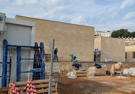 Personal de la constructora en las obras del centro de salud de La Carihuela.