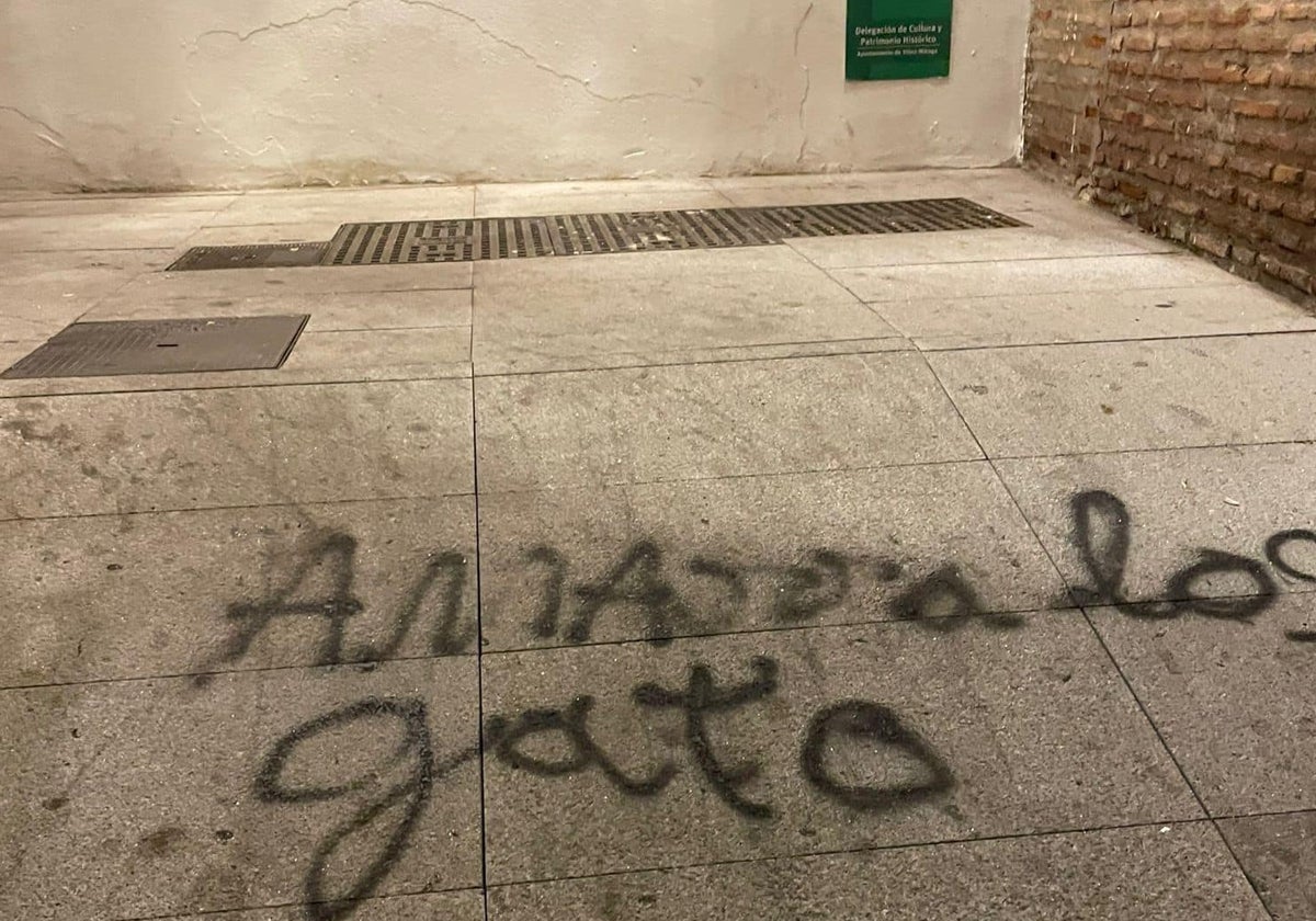 Imagen de una de las pintadas realizadas en el centro histórico de Vélez-Málaga.