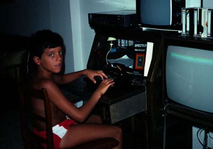 Bernardo, a los 9 años, aprendiendo a programar con su Spectrum.