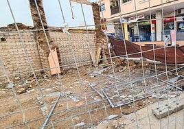 Vallas arrastradas por el agua, tras la DANA del pasado 13 de noviembre, en el centro de Alhaurín de la Torre.