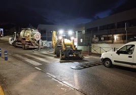 Maquinaria a las puertas del centro durante los trabajos de reparación.