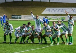 La pose de los jugadores del Antequera después de una victoria del equipo esta tempotrada en El Maulí.