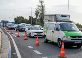 Imagen de uno de los atascos en Marbella este miércoles tras el accidente del camión en la A7.