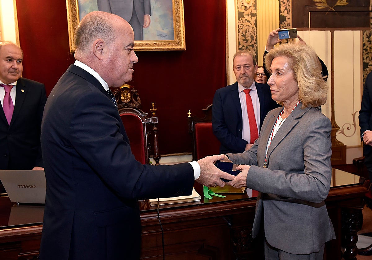 El alcalde Manuel Barón le da la bienvenida a la concejala María Enrile de Rojas