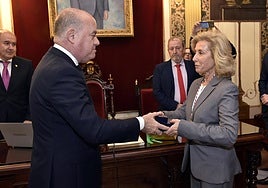 El alcalde Manuel Barón le da la bienvenida a la concejala María Enrile de Rojas