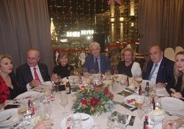 Cena de Navidad de AIOM en el AC Málaga Palacio: de izquierda a derecha, Carolina España, Francisco de la Torre, Rosa Francia, Emilio Alba, Dolores Linero, Federico Beltrán y Rosa Villena