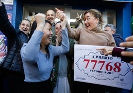 Nanan Wan, conocida como Nieves en Huelin, celebra que le haya tocado el cuarto premio.