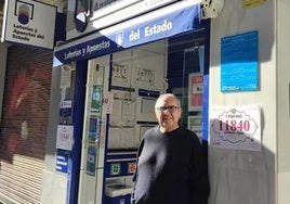 En la imagen, el responsable de la administración de loteria del número 89 de la calle Cristo de la Epidemia, en Málaga.