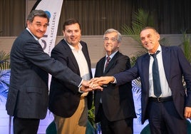 El presidente de DOM3, Charly Simón junto a José María García Urbano, Juan Antonio Mena y Félix Romero.