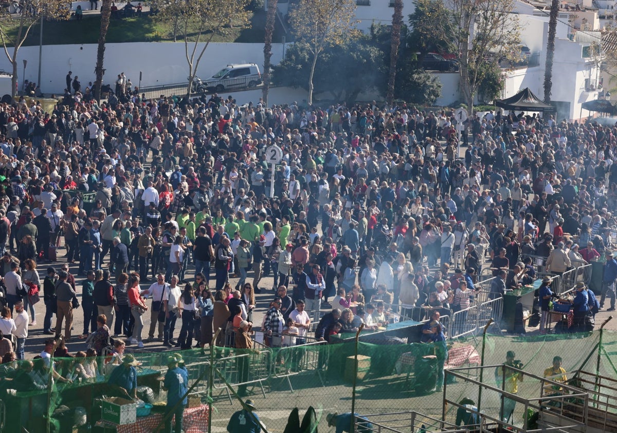 Imagen principal - Tres imágenes de la celebración que ha tenido lugar este domingo en Torrox.
