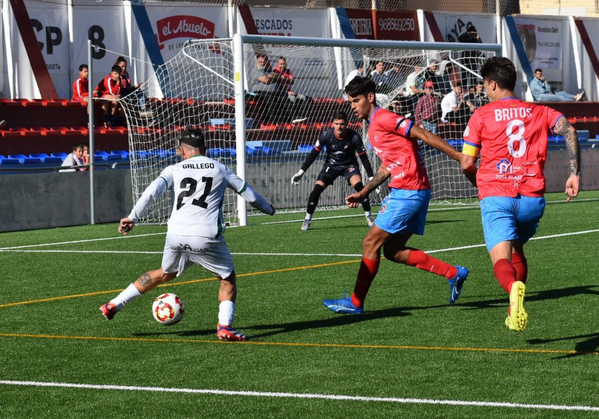 Fran Gallego, del Torremolinos, en un lance del partido ante la Minera.