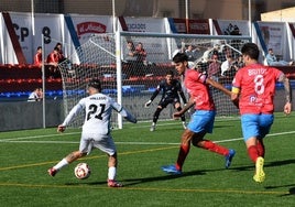 Fran Gallego, del Torremolinos, en un lance del partido ante la Minera.