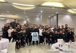 La expedición blanquiazul en Gijón posa con la camiseta que homenajea los 150 partidos de Pellicer.