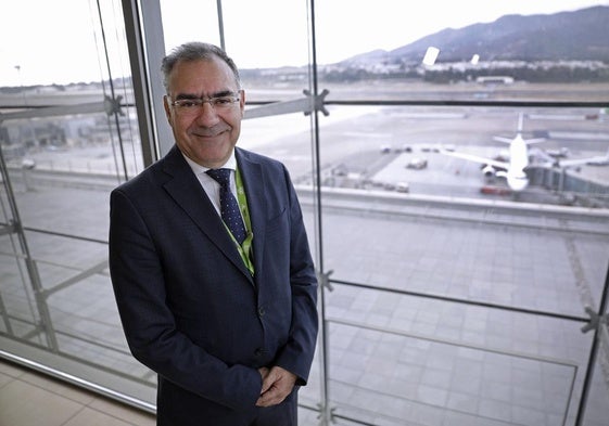 Pedro Bendala, en su despacho del aeropuerto.