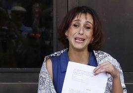 Juana Rivas y su hijo mayor denuncian al padre por coacción en un juzgado de Málaga