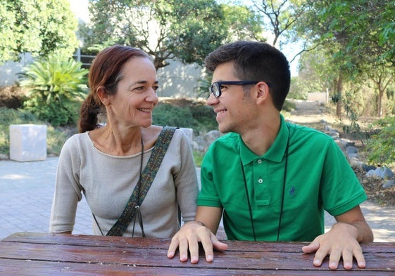 Madre e hijo en el campus universitario.