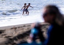 Turistas se dan un chapuzón en la playa de La Malagueta, en una imagen tomada este mismo mes de diciembre.