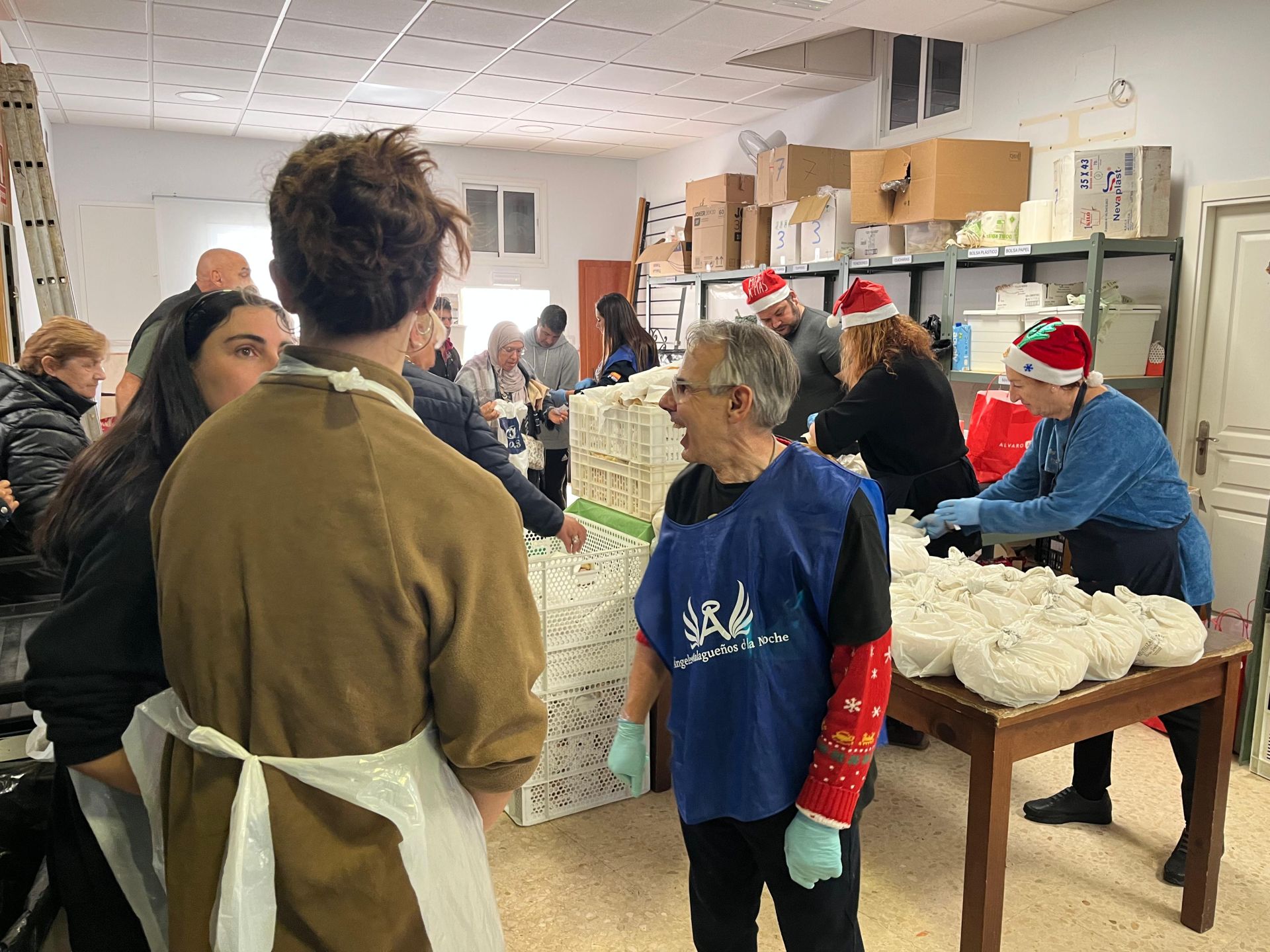 El reparto de alimentos de los Ángeles Malagueños de la Noche en Nochebuena