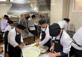 Alumnos de Cesur preparan los menús solidarios para los usuarios del comedor Santo Domingo.