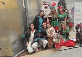 Imagen de una visita especial, el día de Nochebuena, en el Hospital Quirón de Málaga.