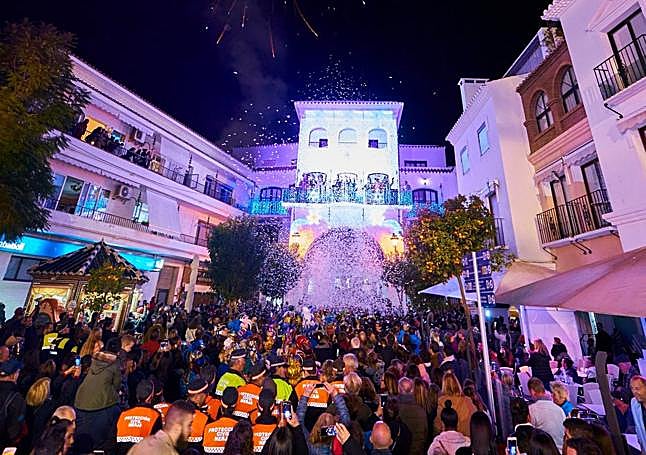 Con fuegos artificiales y un gran ambiente se recibe el nuevo año en el centro de Nerja