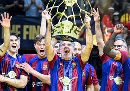 Antonio Carlos Ortega levanta el trofeo de la Champions de balonmano con el Barcelona.