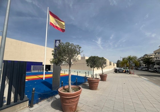 Exterior de la Comisaría de la Policía Nacional de Vélez-Málaga en Torre del Mar.