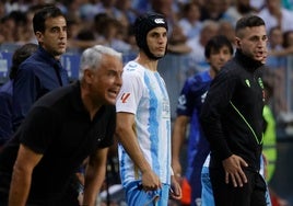 Luismi, junto a Pellicer, en un partido de esta temporada, preparado para saltar al campo.