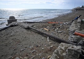 Imagen de archivo de los daños en la red de saneamiento en una de las playas de San Pedro Alcántara tras un temporal.