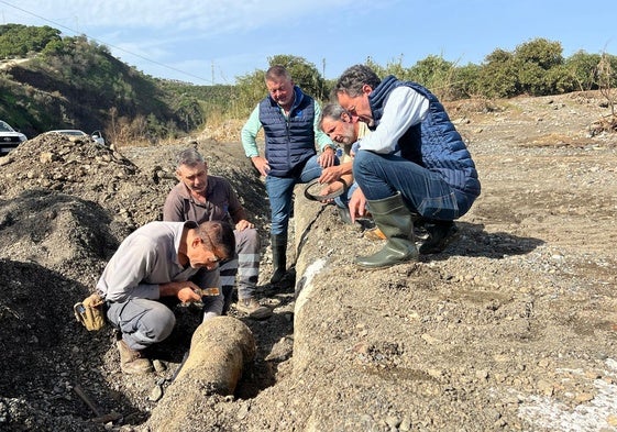 Trabajos de reparación de la tubería dañada por la última riada en Benamargosa.