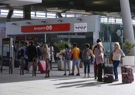 Viajeros hacen cola en la parada del tren de Cercanías en el aeropuerto de Málaga.