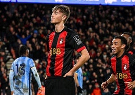 Huijsen celebra uno de sus dos goles con el Bournemouth.