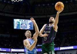 Killian Tillie busca la canasta con la mano izquierda.