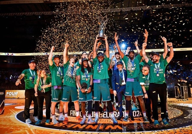 Los jugadores del Unicaja celebran el título en Belgrado.