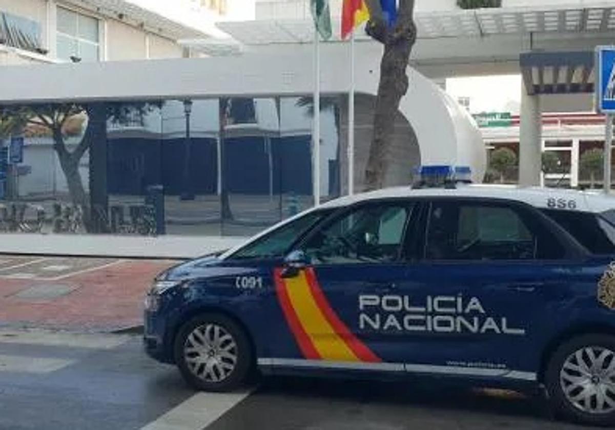 Hospitalizada una mujer tras lanzarla un hombre desde un cuarto piso en Marbella